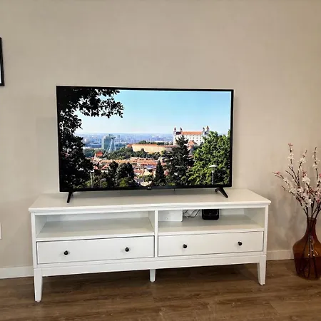 New Apartment 1 - Self Check In With Parking Included *